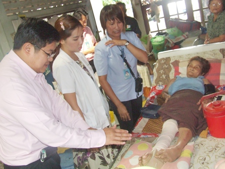 Deputy Mayor Verawat Khakhay and a doctor from the city Social Welfare Department visit Sa-nuan Pansuwan as part of the city’s medical outreach program. 