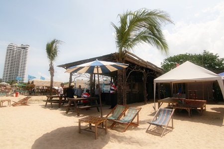 Officials set upon illegal shops set up along Najomtien Beach with the intent of having them removed. 