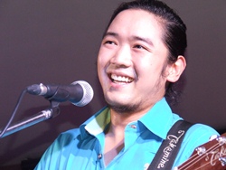 Aswin Duriyangkul ‘Win’ is all smiles as the band strum out another of their hit songs.