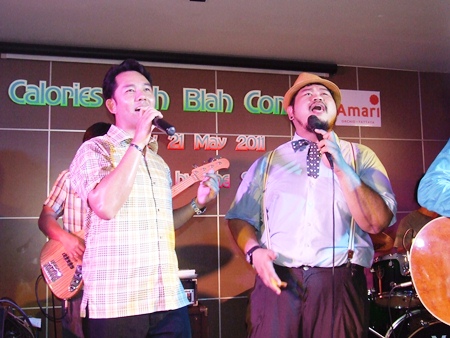 Mayor Itthiphol Khunplome (left) joins ‘Pop’ for a special duet performance on stage.