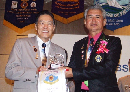 Somchai Thongsuk (right) presents gifts to Ricardo Soh, president of the Lions Club of Singapore East.