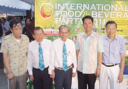 Happy faces all around during the Foodland International Food & Beverage party. (l-r) Somsak Teerapattanakul (President), Sanguan Termwiwat (Deputy MD), Prasert Saengmanee (Asst. Store Manager), Mayor Itthipol Kunplome and Edwin T.L. Lim (Managing Director).