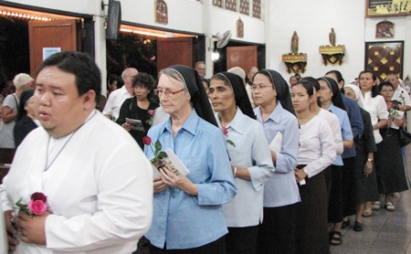 Some of the over 1,000 people who celebrated mass at Pattaya’s St. Nikolas Church to mark 100 days since the death of former Father Ray Foundation President Father Lawrence Patin.