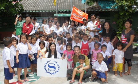 Happiness is all around when Ms. Malinee Turaharn (1st left, back row), the director of human resources for Sheraton Pattaya Resort, along with her team members and Pim from the Seaton Foundation went to the Child Care Center at Soi Khopai on Wednesday May 25.