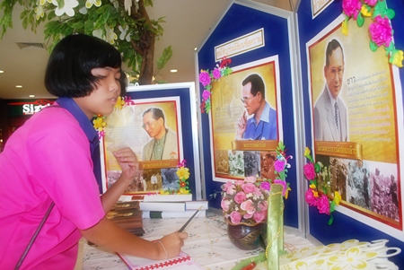 Most of the children use this opportunity to write blessings for His Majesty the King.