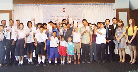 Management at the Sunbeam Hotel in Pattaya present nearly 100,000 baht in scholarships to the hotel employees’ children. 