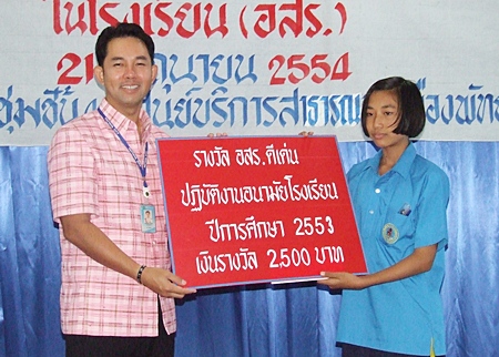 Mayor Itthiphol Kunplome poses with a student vying for the 2,500 baht prize for the city’s best school health volunteer. 