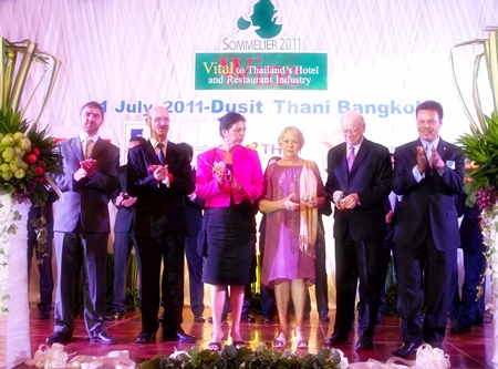 (L to R) Gregoire Debre, Director of Sopexa South East Asia; HE James Wise, Ambassador of Australia, and his wife, Teresa; HE Douglas Gibson, Ambassador of the Republic South Africa, and his wife, Pam (4th from left); and Joe Sriwarin, President of the Thailand Sommelier Association and Wine Professionals’ Event.