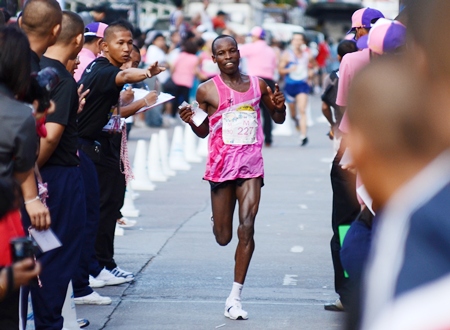 Lawrence Kiptoo Saina from Kenya crosses the line to win the men’s 2011 Pattaya Asian King’s Cup Marathon. 