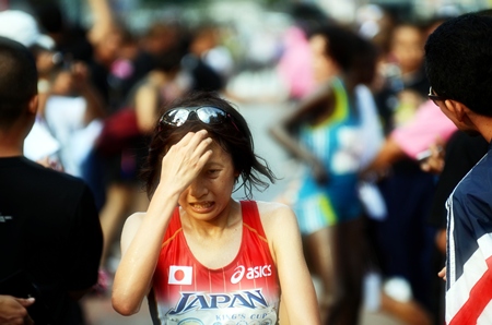 A despondent Noriko Higuchi misses out on first place in the women’s marathon by just one second. 