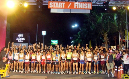 The athletes line up at the start of the 2011 Pattaya King’s Cup Asian Marathon.