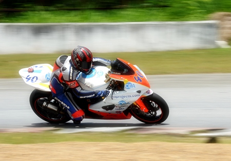 Fortt steers his Suzuki GSXR 1000 through the chicane on his way to fifth place overall and first in class.