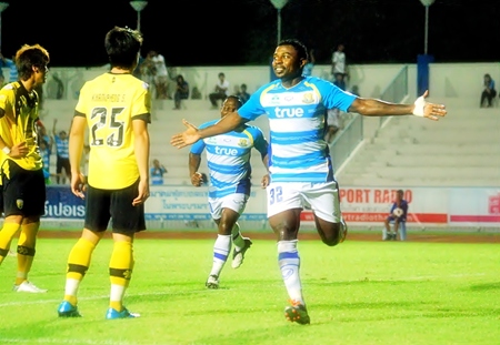 Pattaya United’s Cameroon striker Paul Ekollo (right) celebrates after putting his team 2-0 up against Khon Kaen FC during their 3rd round FA Cup match in Chonburi last weekend.  Two goals from Ittipol Poolsap either side of half time and a late fourth from Ludovick Takam completed the scoring for the Dolphins and sees them safely through into the 4th round of the competition. (Photo/Ariyawat Nuamsawat) 