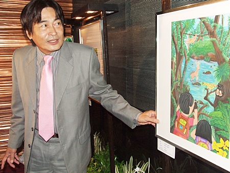 Deputy Mayor Ronakit Ekasingh examines one of the artworks on display. 
