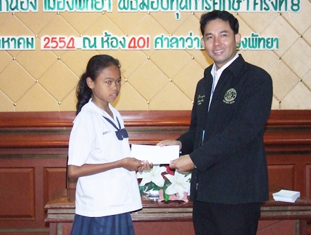 Mayor Itthiphol Kunplome presents a scholarship to a deserving student.