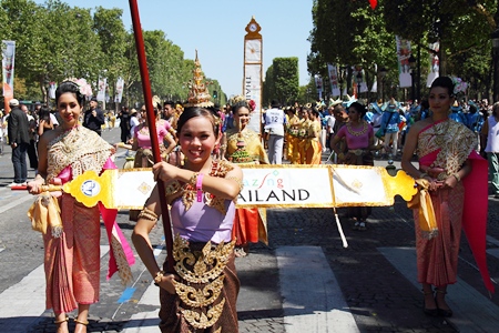 The students also perform on French National Day at the “Carnaval Tropical de Paris” festival to welcome the Thai ambassador to France.