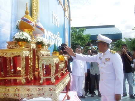 Banglamung District Chief Chawalit Saeng-Uthai makes an offering to Her Majesty the Queen in honor of her birthday.