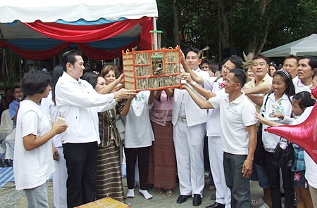 Mayor Itthiphol Kunplome helps people at Wat Jittapawan Wittayalai set free birds to show their loyalty to the Royal Family.