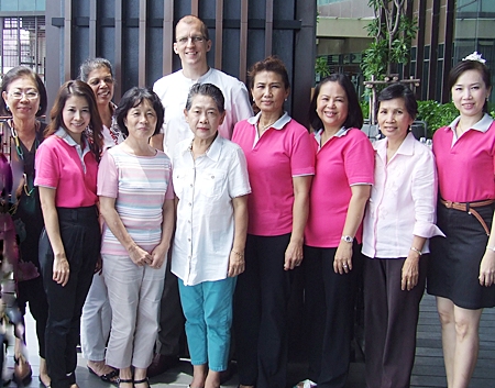 Some ladies from the YWCA pose with Hilton’s general manager, Harald Feurstein. Next to him on the right stands Pattaya’s YWCA president, Nittaya Patimasongkroh.