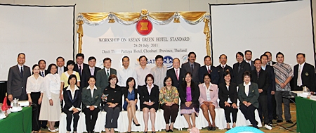 Representatives from 9 countries pose for a commemorative photo during the conference. 