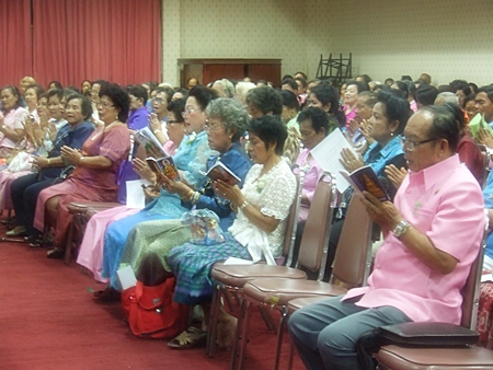 More than 300 Pattaya elderly folks participate in a prayer session for Her Majesty the Queen. 