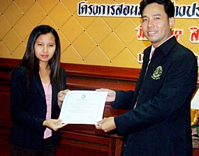 Rungarun Jumanat, Central Festival Pattaya Beach employee, receives her Diploma from the Mayor Itthiphol Kunplome. 