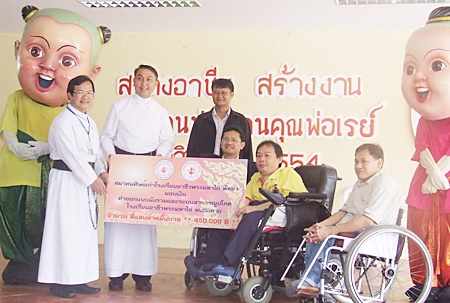Narin Sirimanathorn (front, 2nd right), president of the Fr Ray Redemptorist Vocational School Alumni Association, presents the initial donation of 450,000 baht to go towards building a new Redemptorist Vocational School in Nong Khai. 