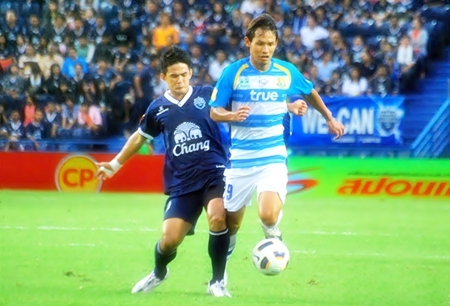Pattaya United go on the attack during their match against Buriram PEA FC at the ‘Thunder Castle’ stadium in Buriram, Sunday, August 21. (Photo/Ariyawat Nuamsawat) 