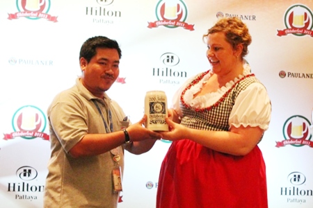 The Pattaya Mail’s ace cameraman Montree Kotchawong won an authentic Munich stein at the press conference held Sept. 6 at the Hilton Pattaya. 