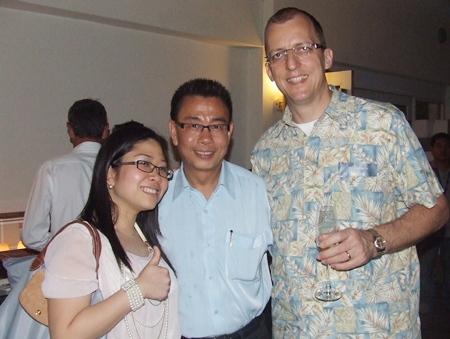 Yuwathida Jeerapat and Thomas Koh snuggle up to Harald Feurstein (GM Hilton Pattaya).