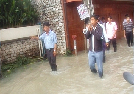 Chonburi Gov. Wichit Chatpaisit (left) surveys the flooding in South Pattaya.