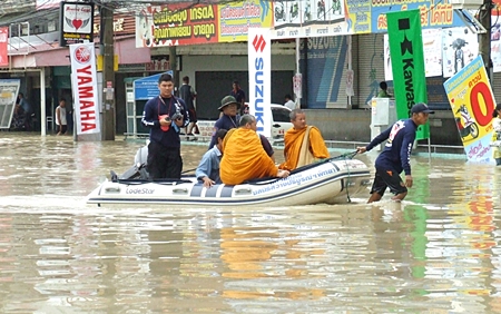 Sawang Boriboon volunteers launch rubber boats to rescue citizens and monks unable to escape the flood on Sukhumvit Road.