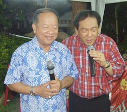 Mai Chaiyanit, Nongprue Municipality Mayor sings along with Chanyut Hengtrakul.