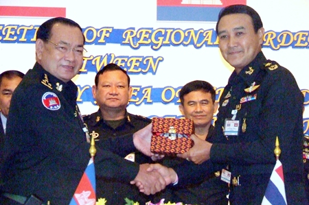 Royal Thai Army Col. Udomek Seetabut and Cambodian 5th Sector commander, Lt. Gen. Bun Seng, jointly sign a memorandum between Thailand and Cambodia. 