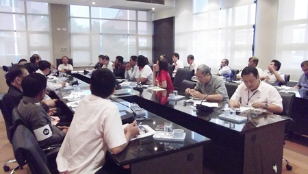 Sunthorn Ratanawaraha (background, left) presides over the meeting. 