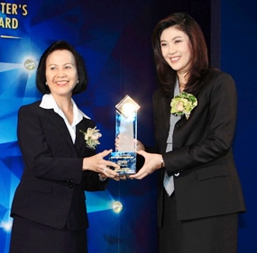 MUIC Dean Maleeya Kruatrachue receives the award from PM Yingluck Shinawatra. 
