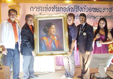 Pulwachorn Jitphaisansirikul (3rd left) was the proud auction winner of HRH Maha Chakri Sirindhorn’s portrait.