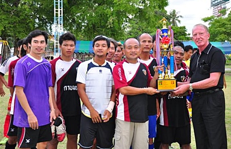 Gerrit Niehaus presents the runner-up trophy to the Thai Souvenir & SilverLine team.