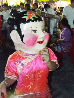 ‘Pae Yim’, also called ‘Sim Hua Roa’ or the Laughing Aunty, is a permanent fixture during Chinese type holidays.