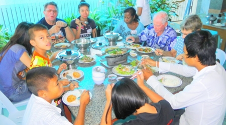 Members Hans Stroosnyder with family, Janet and Richard Smith, Pat Koester and others enjoy an excellent lunch at the Kruakungwan Seafood Restaurant in Bang Saen.