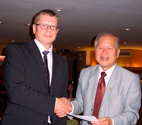 Dr. Eric Chowanietz, De Montfort University, and Dr. Viphandh Roengpithya, President of Asian University, during the signing ceremony of the agreement between both universities in Bangkok.