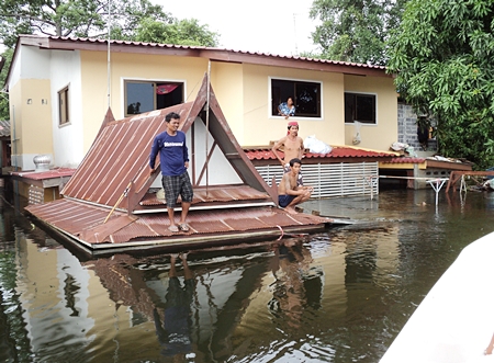 Sawang Boriboon rescue workers from Pattaya, using a new boat supplied by Securitas Thailand, rescue a family trapped on the roof of their home in Ayuthaya.  As the disaster continues to worsen, more aid is needed for families like this, and groups of kind hearted people in Pattaya are answering the call. 