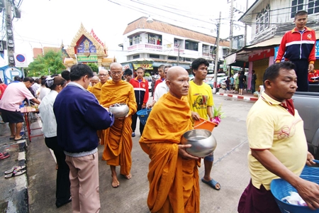 Sattahip residents celebrate the end of Buddhist Lent with a traditional Tak Bat Devo ceremony. 