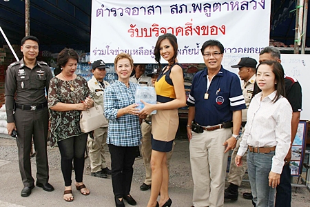 Thailand Universe Chanyasorn Sakornchan (center) is helping a charity drive to help flood victims in Ayutthaya. 