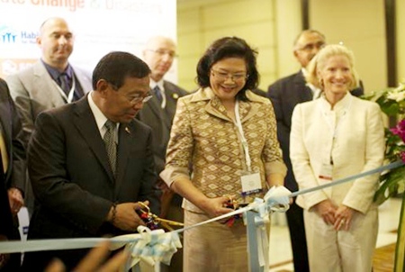 Philippine Vice President and Secretary of the Housing and Urban Development Coordinating Council Jejomar “Jojo” Binay (left) and Sirirat Ayuwatana (center), Thailand’s Deputy Permanent Secretary, Ministry of Social Development and Human Security, cut the ceremonial ribbon for the 3rd Asia-Pacific Housing Forum (APHF) & Exhibition in Bangkok. 