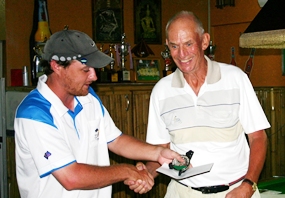 B Flight winner Ole Stamnes (right) receives his award from event organiser Russell Exley. 