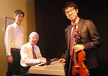 From left, Saran Senavinin, Laurence Davis and Ohm Chan Teyoon kept the audience royally entertained at Ben’s. 