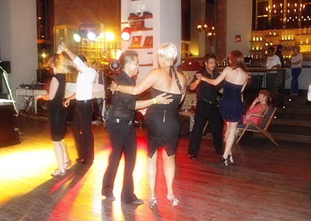 Learn the steps of all Latin dance styles this Saturday, November 19 at the Havana Bar, Holiday Inn Pattaya. 