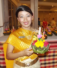 A young Nang Noppamas prepares to loy her krathong at Pullman Pattaya Aisawan Resort.