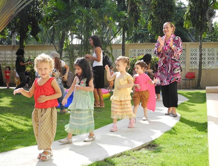 Valentina, Saira, Storm and Kate doing the traditional ‘Ramwong’.